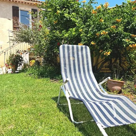 Provencal Et Son Terrain De Petanque